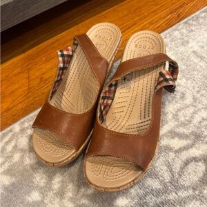 CROCS A-Leigh Leather Beige Cork Wedge Sling Back Sandals Womens Size 9